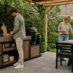 Buitenkeuken maken in een praktische Nederlandse tuin.