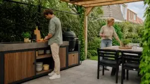 Buitenkeuken maken in een praktische Nederlandse tuin.