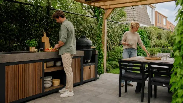 Buitenkeuken maken in een praktische Nederlandse tuin.